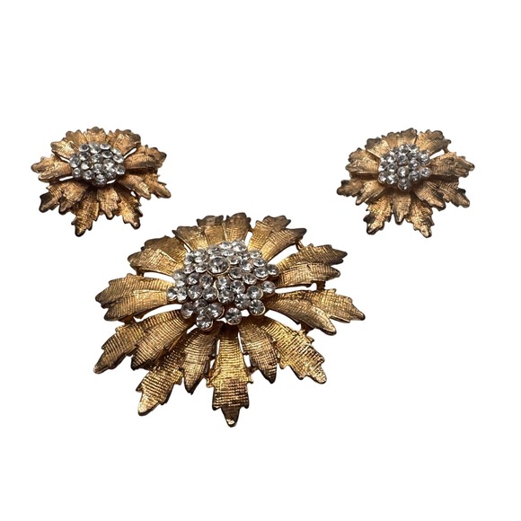 1950s Gold Tone Rhinestone Flower Brooch & Clip Earrings Floral Demi Parure - Picture 2 of 8